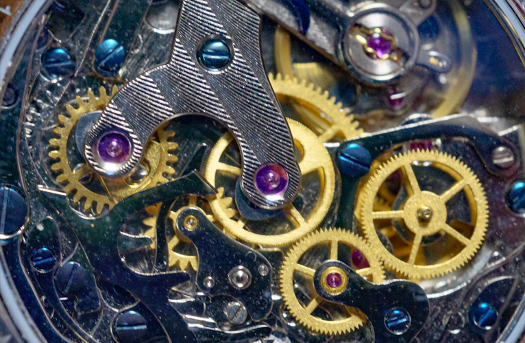10年以上前に生産された機械式腕時計（スケルトン）をオーバーホール。