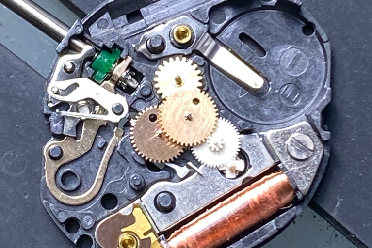 電池交換の為、古いボタン電池を外した電池式腕時計