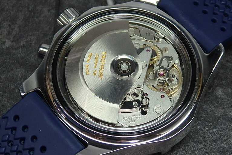 自動巻き腕時計のメンテナンス中の画像